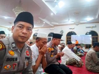 Polsek Perhentian Raja Keliling Sholat Berjamaah Untuk Sampaikan Cooling System Pemilu Damai